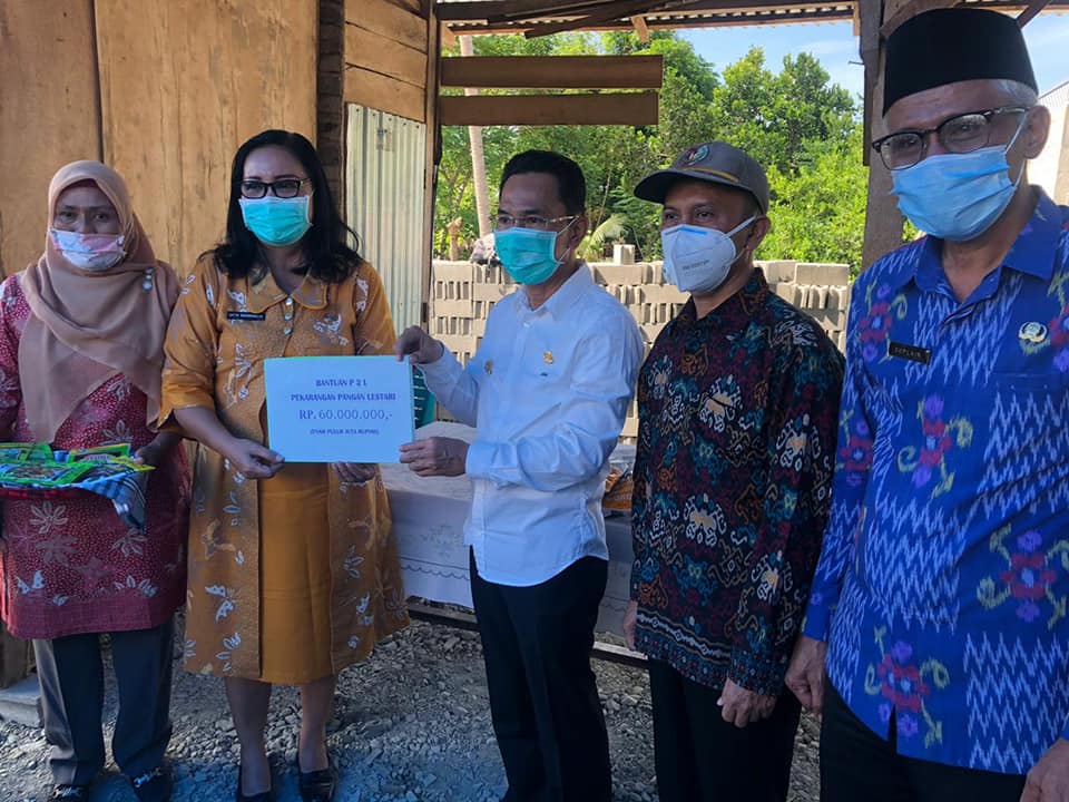 Bupati Sigi Serahkan Bantuan untuk Kelompok Masyarakat di Desa Maku